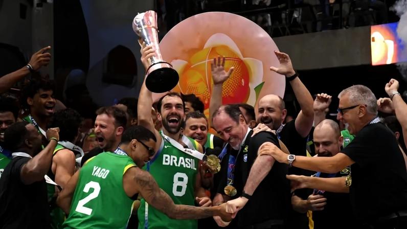 Vitor Benite ergue o troféu após a vitória do Brasil sobre a Argentina na final da Americup (Foto: AFP)