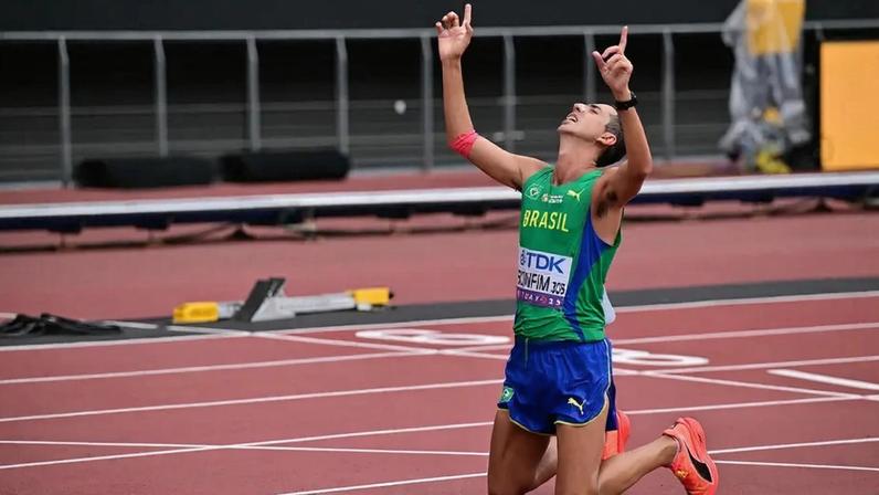 Caio Bonfim comemorando medalha de prata no Mundial de Atletismo (Foto: Ben STANSALL / AFP)