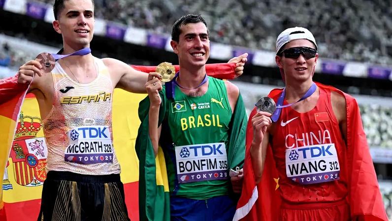 Caio Bonfim com a medalha de ouro da Marcha Atlética no Mundial de Atletismo (Foto: Jewel Samad / AFP)
