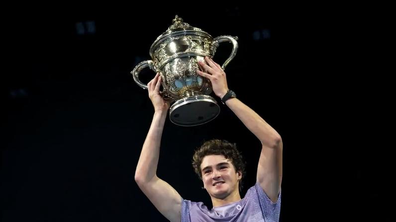 João Fonseca é campeão do ATP 500 da Basileia (Foto Fabrice COFFRINI / AFP)