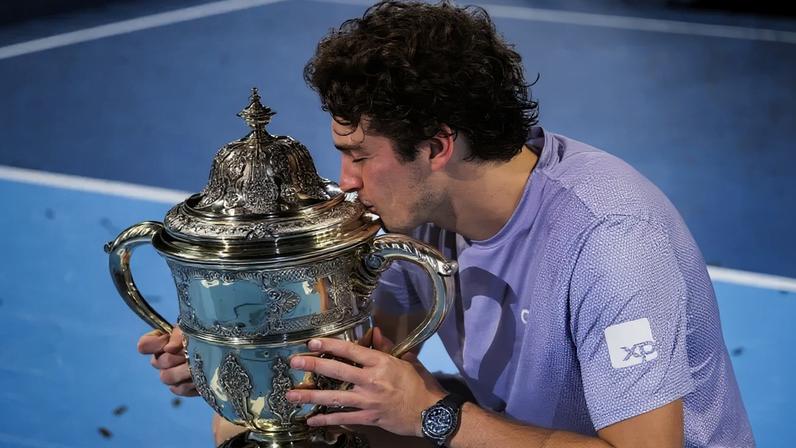 João Fonseca beija o troféu do ATP 500 da Basileia, na Suíça (Foto Fabrice COFFRINI / AFP)
