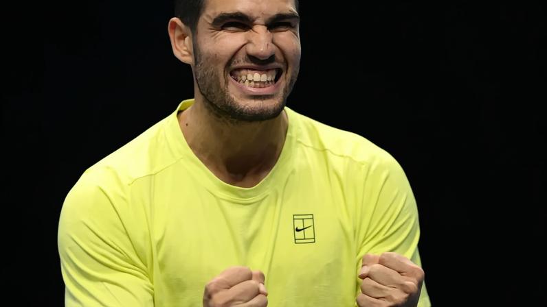 Carlos Alcaraz após garantir vaga na final do ATP Finals (Foto: Marco BERTORELLO / AFP)
