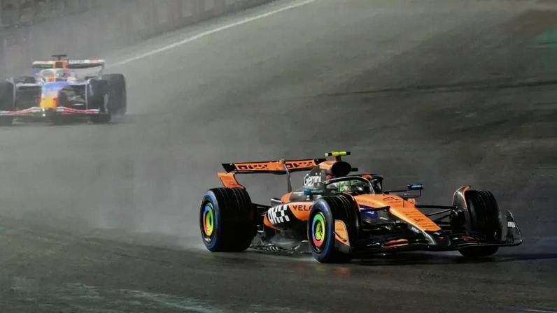 Britânico Lando Norris seguido pelo francês Isack Hadjar na classificação para o GP de Las Vegas de Fórmula 1 (Foto: Frederic J. Brown / AFP)