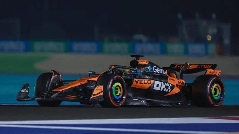 Oscar Piastri, da McLaren, no GP do Catar (Foto: Karim JAAFAR / AFP)
