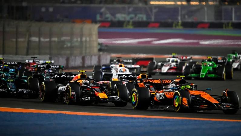 Verstappen e Norris disputam posição na sprint do GP do Catar de F1 (Foto: Mahmud Hams / AFP)