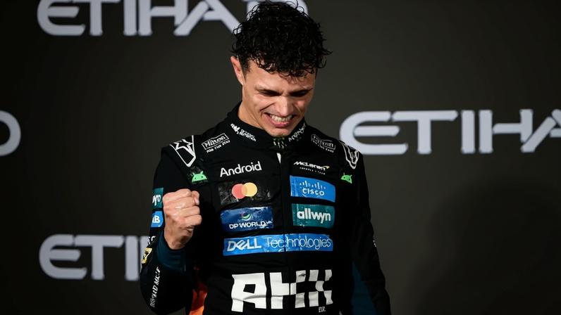 O britânico Lando Norris comemora o título da temporada da Fórmula 1 (Foto: Giuseppe CACACE / AFP)