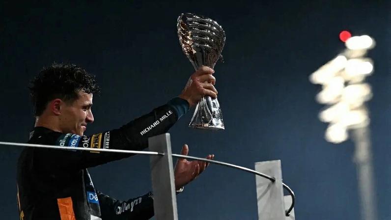 O britânico Lando Norris comemora o título da temporada da Fórmula 1 (Foto: Andrej ISAKOVIC / AFP)