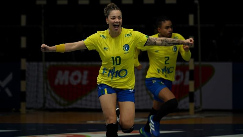 Brasil x Noruega no Mundial feminino de handebol (Foto: INA FASSBENDER / AFP)