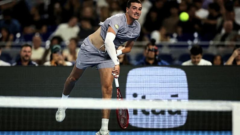 João Fonseca saca na exibição contra Carlos Alcaraz em Miami (Foto: Tomas Diniz Santos/AFP )