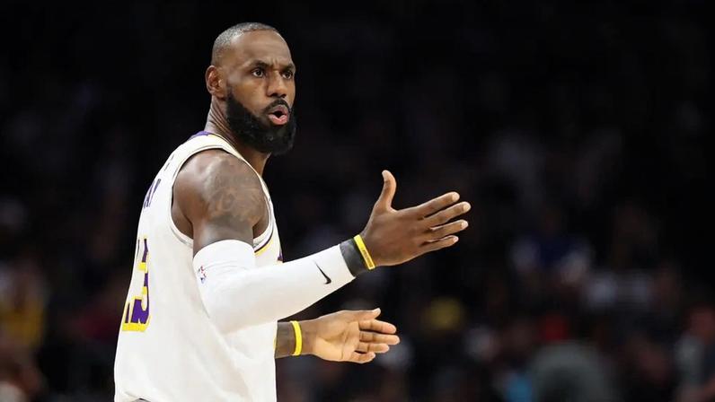 Lebron James no Phoenix Suns x Los Angeles Lakers (Foto: Mike Christy / GETTY IMAGES NORTH AMERICA / Getty Images via AFP)
