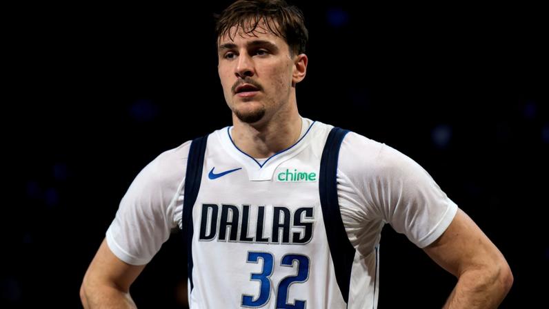 Cooper Flagg, camisa 32 do Dallas Mavericks, observa o jogo contra o Utah Jazz no Delta Center em Salt Lake City, Utah (Foto: Melissa Majchrzak/NBAE via Getty Images/AFP (Foto de Melissa Majchrzak / NBAE / Getty Images / Getty Images via AFP))
