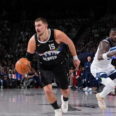 Jokic faz história; Curry atinge 26 mil pontos no Natal da NBA