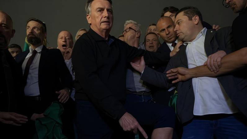 Bolsonaro exibe a tornozeleira em ato no Congresso que quase o levou à prisão preventiva. O ex-presidente quer virar mártir – Imagem: Wilton Júnior/Estadão Conteúdo