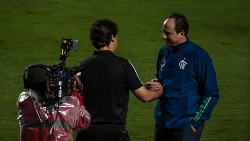 Treinadores à beira do campo no Brasileirão, símbolo da alta rotatividade e da pressão por resultados no futebol brasileiro. (Foto: Marcello Zambrana/AGIF)