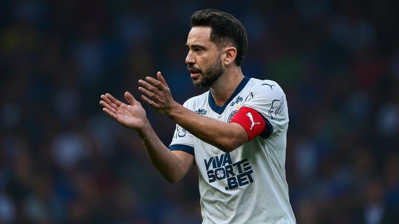 Everton Ribeiro dá instruções para o time do Bahia (Foto: Giancarlo Santorum/AGIF)