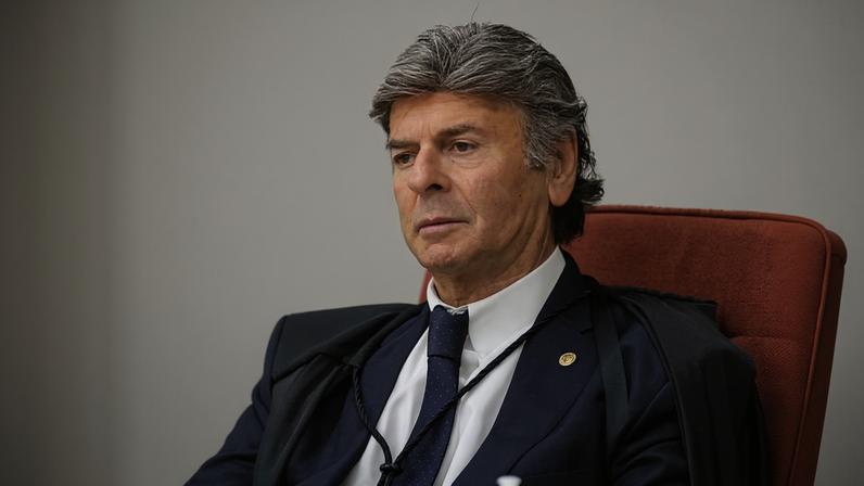 Juiz natural: Filipe Martins e Luiz Fux. A defesa do ex-assessor pede que o ministro participe de seu julgamento, mesmo já transferido para a Segunda Turma. (Foto: Raylson Ribeiro/MRE; Gustavo Moreno/STF)