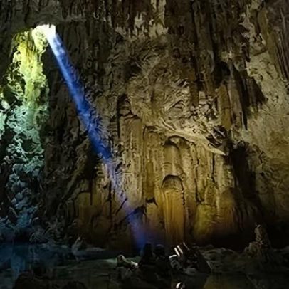 Fenômeno raro de luz natural ilumina caverna em Bonito