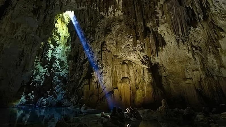 Luz do Sol invade Abismo Anhumas, em Bonito, no Mato Grosso do Sul
