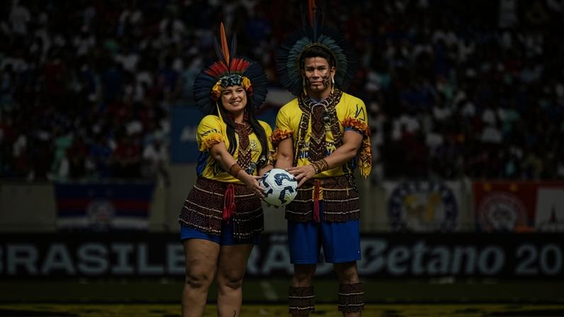 Representantes dos povos indígenas em campo antes de jogo do Brasileirão com a bola oficial da partida (Foto: Divulgação)