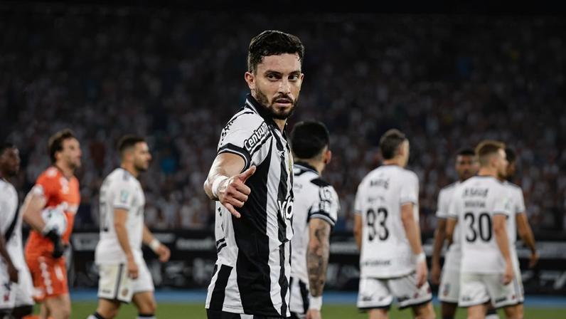 Alex Telles comemora gol contra o Vasco, vitória mais emblemática de sequência invicta do Botafogo (Foto: Vyctor Santos / Pera Photo Press)