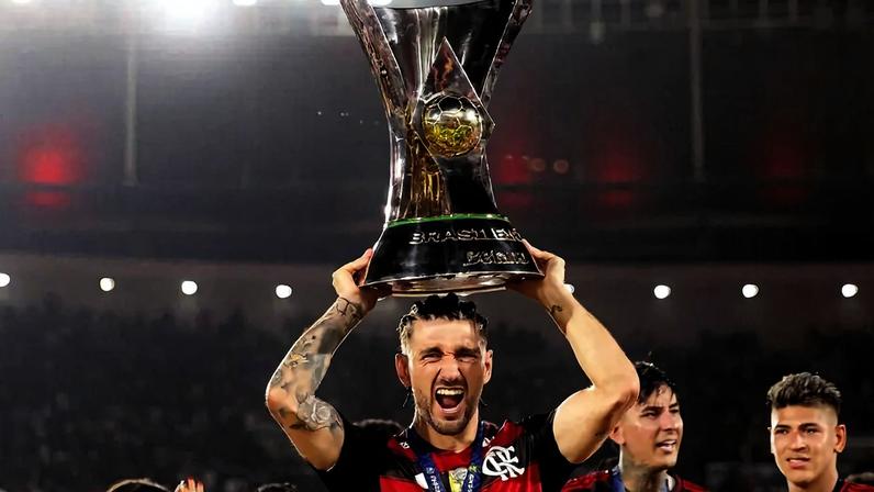 Arrascaeta com o troféu do Brasileirão conquistado pelo Flamengo (Foto: Adriano Fontes / Flamengo)