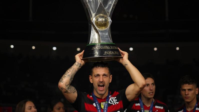 Arrascaeta com o troféu do Brasileirão conquistado pelo Flamengo (Foto: Adriano Fontes / Flamengo)