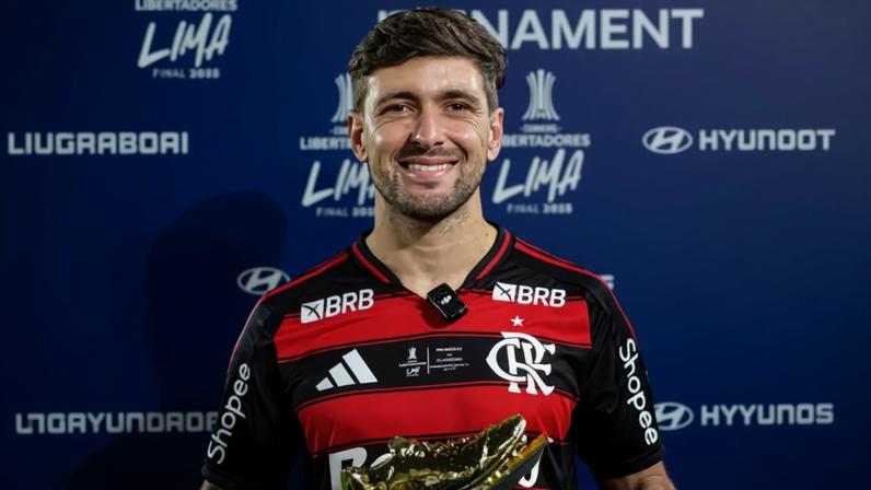 Arrascaeta e Messi com os respectivos troféus de craques da Libertadores e MLS (Fotos: Divulgação)