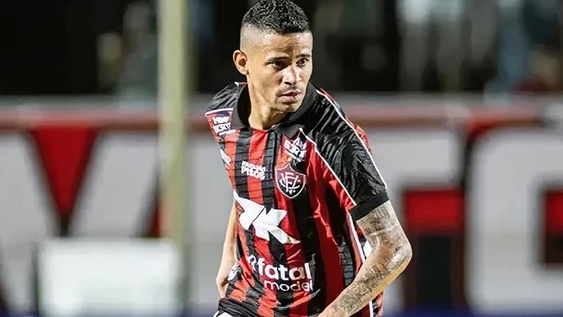 Atacante Erick em ação pelo Vitória durante jogo do Campeonato Brasileiro