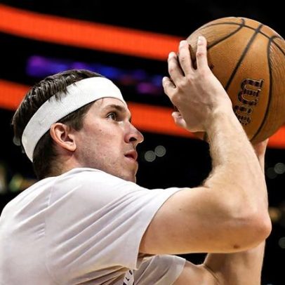 Austin Reaves sai de jogo e preocupa Lakers