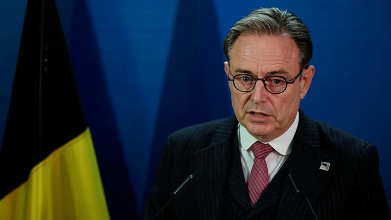 El primer ministro belga, Bart de Wever, en una rueda de prensa en la madrugada del jueves al viernes, en el Consejo Europeo en Bruselas.