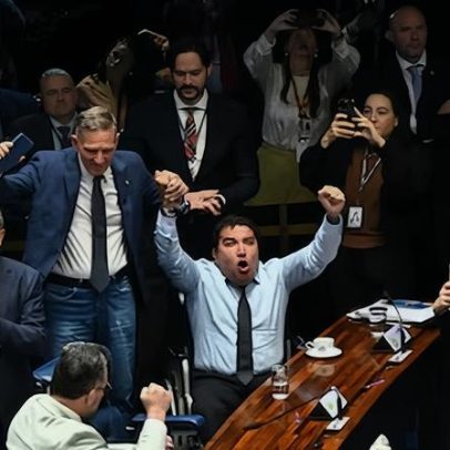 Congressistas brasileiros aprovam reduzir penas de Bolsonaro e outros condenados