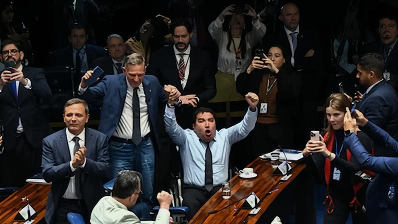 Senadores de la oposición celebran durante de la sesión, en Brasilia (Brasil), este miércoles.