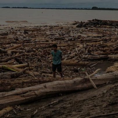 Cheia de troncos após ciclone Senyar deixa pescadores de Padang sem trabalho