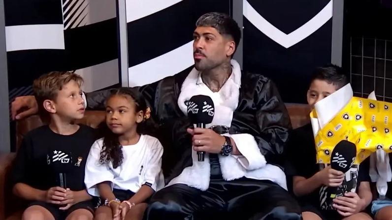 Alexander Barboza, zagueiro do Botafogo, presenteia crianças vestido de Papai Noel (Foto: Reprodução / Botafogo TV)