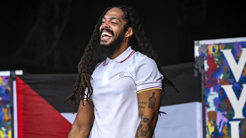 Polícia britânica encerra investigação sobre chants de Bob Vylan no Glastonbury