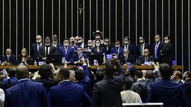 A mesa da Câmara dos Deputados ocupada por bolsonaristas. Foto: Saulo Cruz/Agência Senado