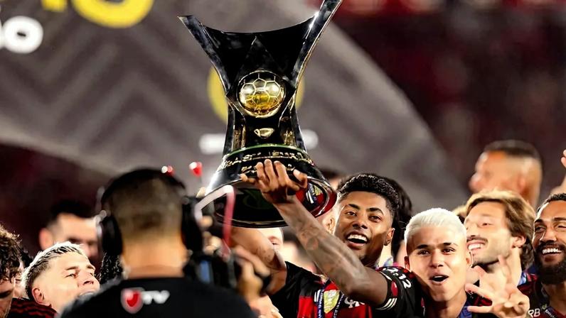 Bruno Henrique com o troféu do Brasileirão conquistado pelo Flamengo (Foto: Adriano Fontes / Flamengo)