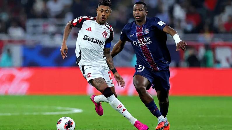 Bruno Henrique em ação pelo Flamengo contra o PSG (Foto: Karim JAAFAR / AFP)