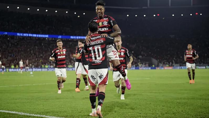 Arrascaeta e Bruno Henrique comemoram gol do Flamengo (Foto: Alexandre Loureiro/AGIF/Gazeta Press)
