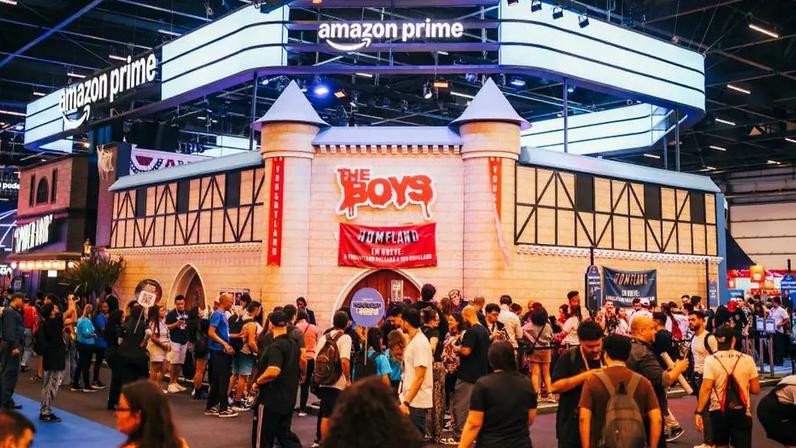 Créditos da imagem: Estande do Prime Video na CCXP25 (Divulgação)