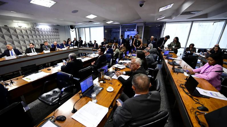 Sessão da Comissão Parlamentar Mista de Inquérito do INSS: nome de publicitária já havia aparecido em relatórios financeiros. (Foto: Saulo Cruz/Agência Senado)