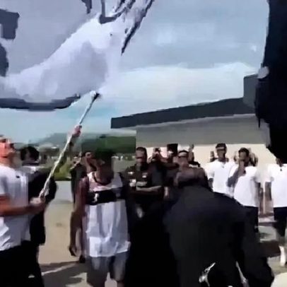 Torcida do Vasco apoia o time no CT antes da decisão contra o Fluminense