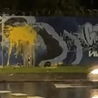 Torcida do Cruzeiro vandaliza muro com imagem de Gabigol