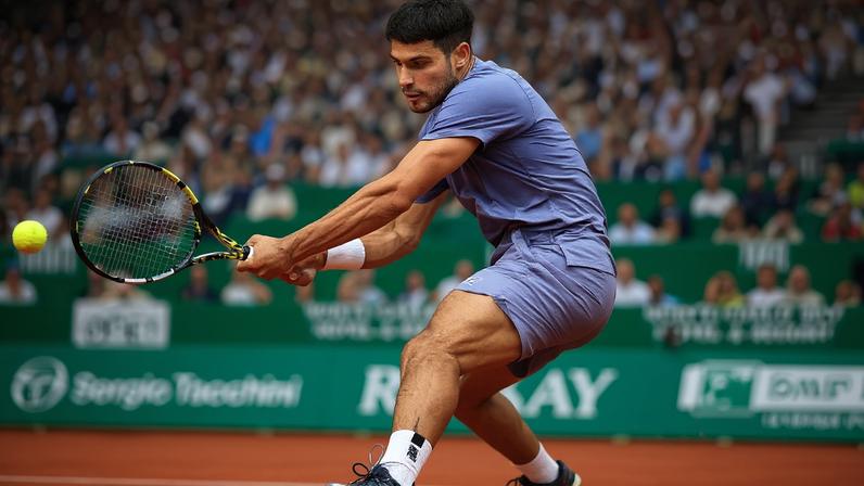 O espanhol Carlos Alcaraz em uma das vitórias no Masters 1000 de Monte Carlo (Foto: Valery HACHE / AFP)