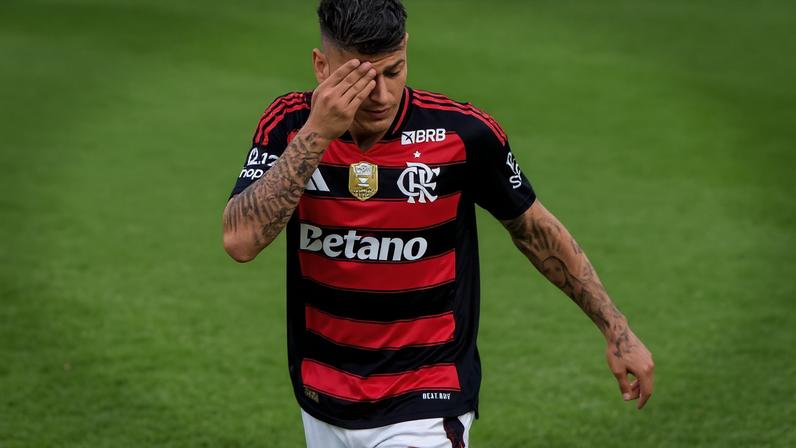 Carrascal leva a mão ao rosto durante jogo entre Flamengo e Ceará (Foto: Maga Jr / Agência F8 / Gazeta Press)