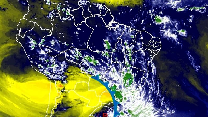 Imagem captada pelo satélite GOES 16, mostra o vapor de água disponível na atmosphere. O amarelo indica regiões onde o ar já está secando com o afastamento da instabilidade do ciclone extratropical e da frente fria. Áreas em verde indicam grande conteúdo de umidade e chuva. A letra B indica a posição aproximada do centro da baixa pressão atmosférica do ciclone extratropical, às 17h20 BRT (Fonte: Climatempo)
