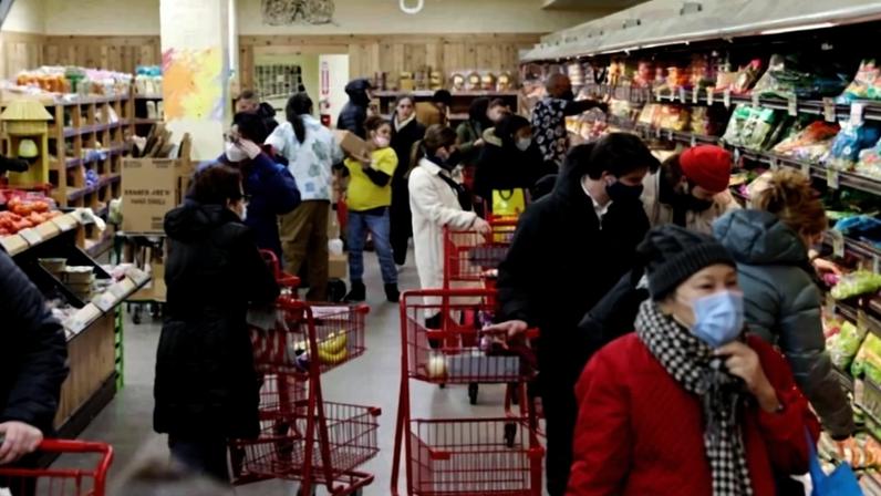 Consumidores fazem compras em mercado na cidade de Nova York, EUA
