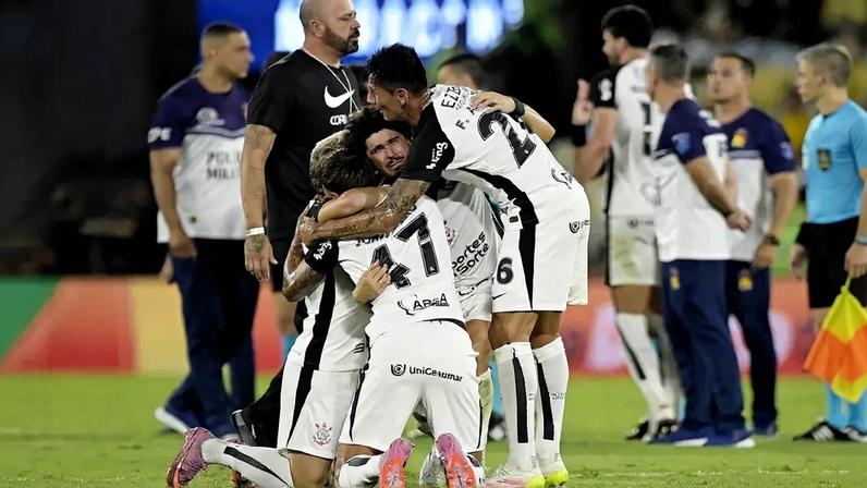 Jogadores do Corinthians se abraçam após confirmação de título da Copa do Brasil (Foto: Alexandre Loureiro / Agif / Gazeta Press)