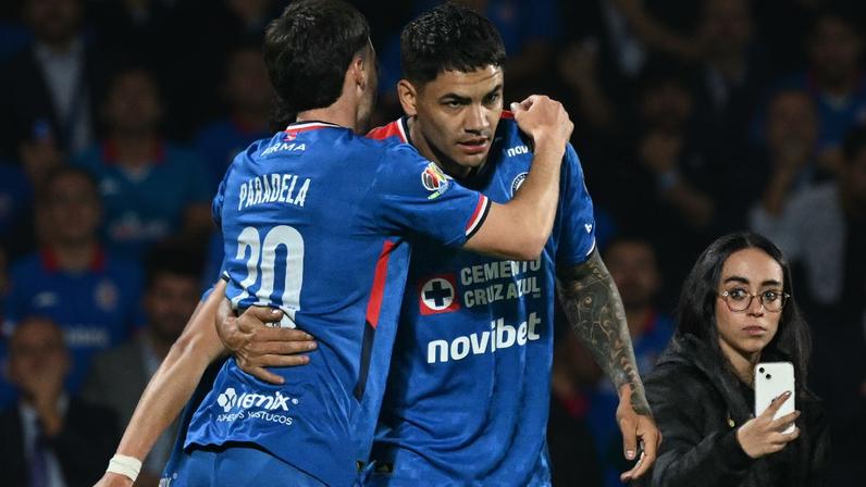 Destaques do Cruz Azul se abraçam em jogo da Liga Mexicana (Foto: Yuri Cortez / AFP)