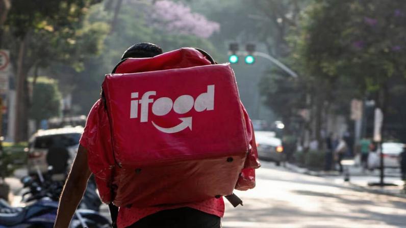 iFood estuda aquisições no setor de vale-refeição e vale alimentação, diz fonte | Entregador do iFood: iniciativa do iFood ganhou força depois que o governo brasileiro aprovou mudanças no sistema de vales-alimentação e vales-refeição. (iFood/Divulgação)